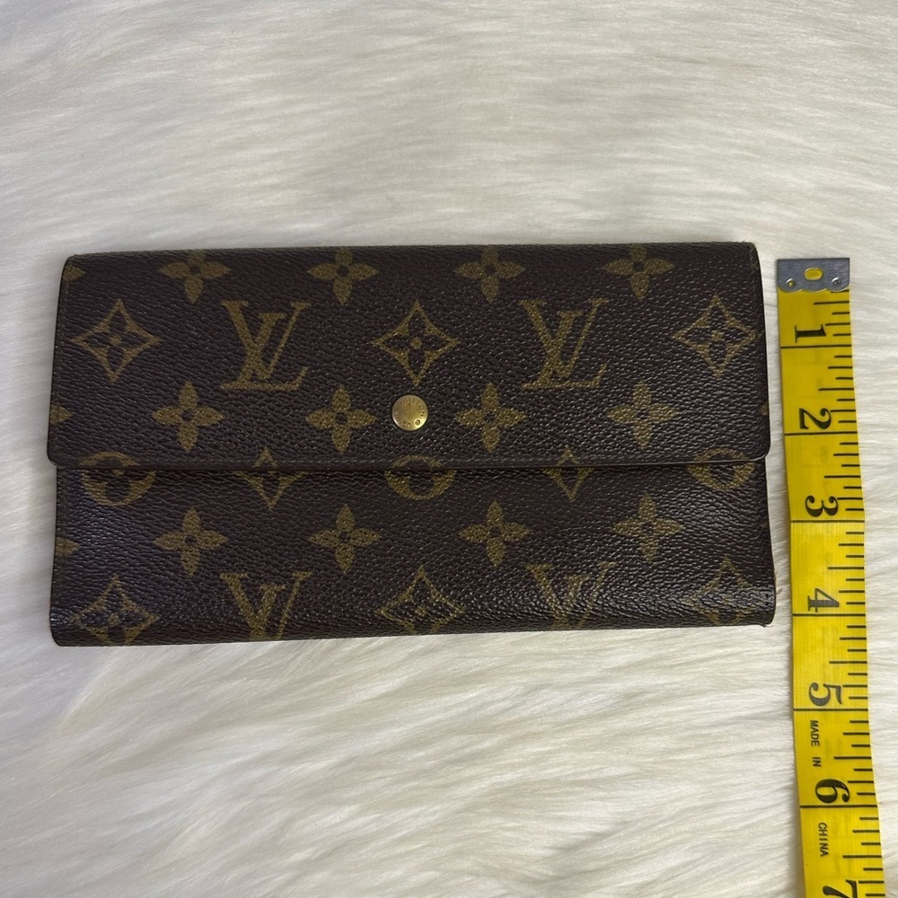 LOUIS VUITTON long passport wallet in monogram - Picture 16 of 17